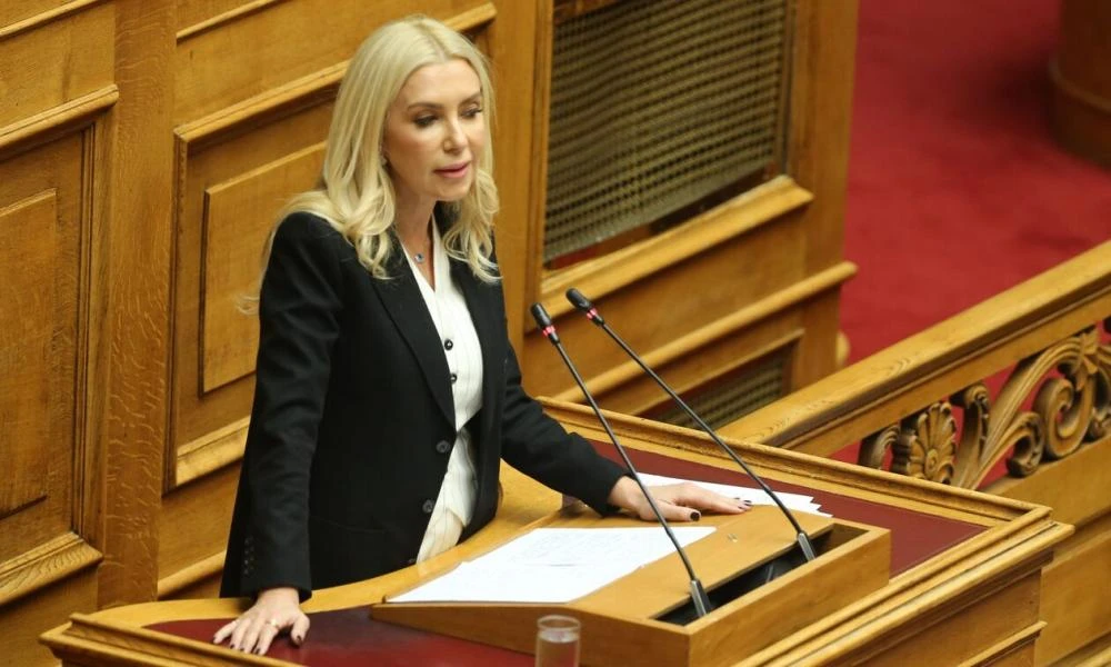 Ομόφυλα ζευγάρια: Καταψηφίζει το νομοσχέδιο η Φωτεινή Αραμπατζή